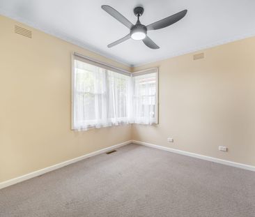 READY TO MOVE IN - WENDOUREE - Photo 3