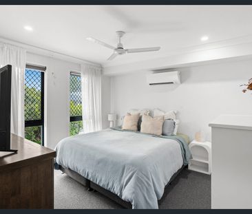 Lovely family home with multiple living areas and great backyard! - Photo 6