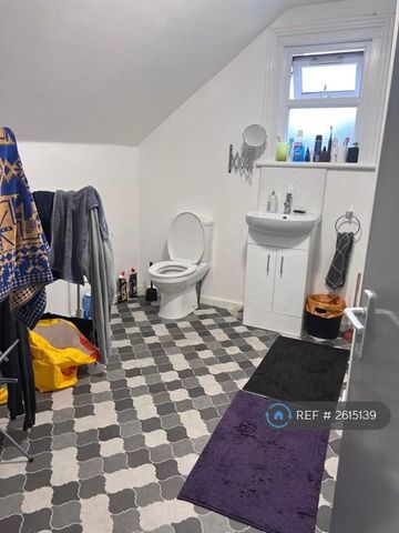 1 bedroom in a house share to rent - Photo 3