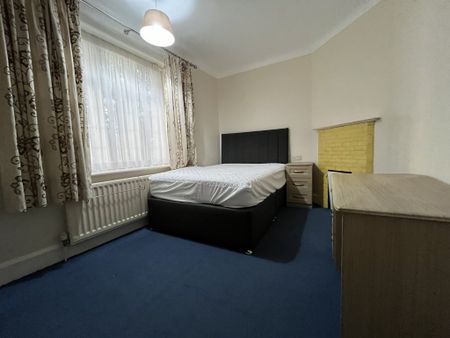 4 bed flat to rent in Gervis Road, Bournemouth, BH1 - Photo 3