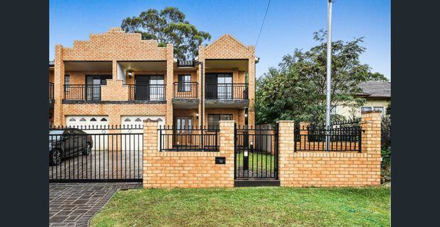 Spacious 4 Bedroom Double Brick Duplex in Prime Location - Photo 1