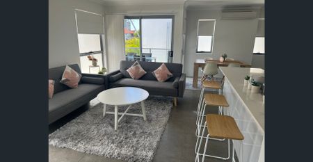 Modern, two bedroom, two bathroom two car-boutique apartments - Photo 2