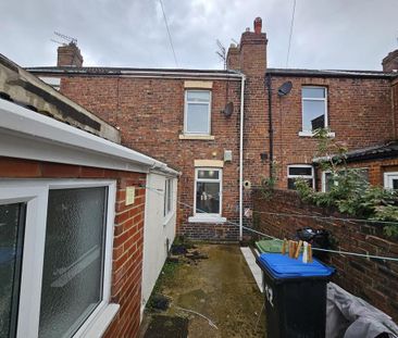 2 bedroom end of terrace house to rent - Photo 2