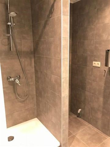 Lumineux appartement 2ch avec garage à 1083 Ganshoren  Loyer: 1 120 € - Foto 3