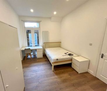 This recently refurbished garden flat offers modern living accommod... - Photo 6