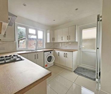 Cambrian Avenue, Ilford, IG2 - Photo 6