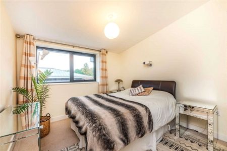 A superbly appointed penthouse apartment well located to the north of Newbury town centre with 2 parking spaces. - Photo 3