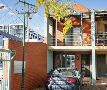 Low-Maintenance, Light-Filled Townhouse in the Heart of Richmond - Photo 4