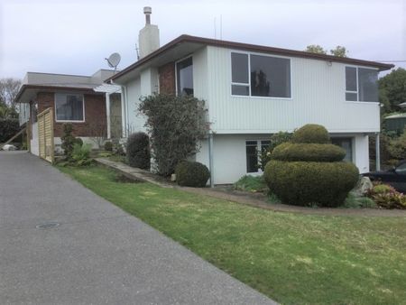 Refurbished Three Bedroom Home in a Great Location - Otumoetai - Photo 2