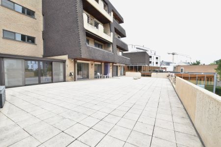 Ruim appartement met 2 slpk., riant terras van 170m² en garagebox - Photo 2