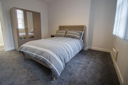 8 bedroom townhouse to rent - Photo 2