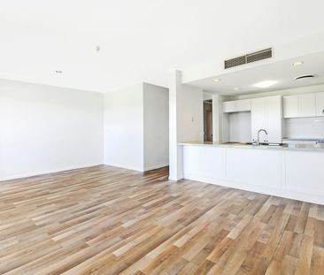 Ground floor large 3 bedroom apartment with golf course views - Photo 6