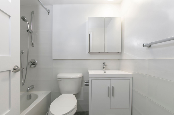 For Lease - 9 Deer Park Crescent Unit# 903, Toronto, Ontario - Photo 1