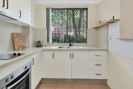 Sophisticated and Stylish One Bedroom Apartment - Photo 3