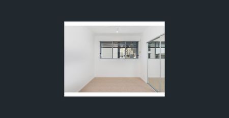 Emerald Lakes Lifestyle Living – Spacious Modern Townhouse - Photo 2