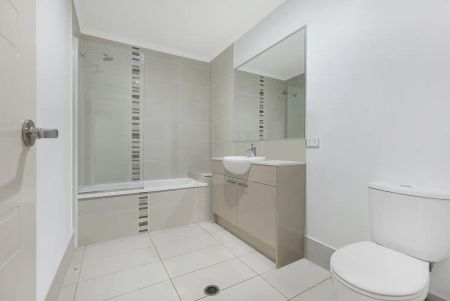 “LARGE TOWNHOUSE 2 LIVING AREAS, VIEWS & GREAT SIZE BACK YARD” - Photo 3