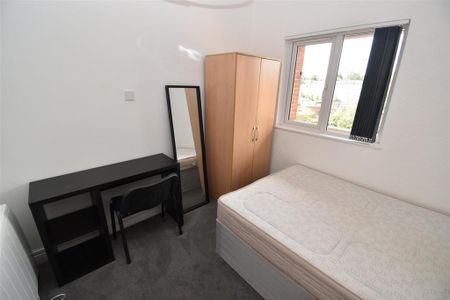 4 bedroom flat to rent - Photo 4