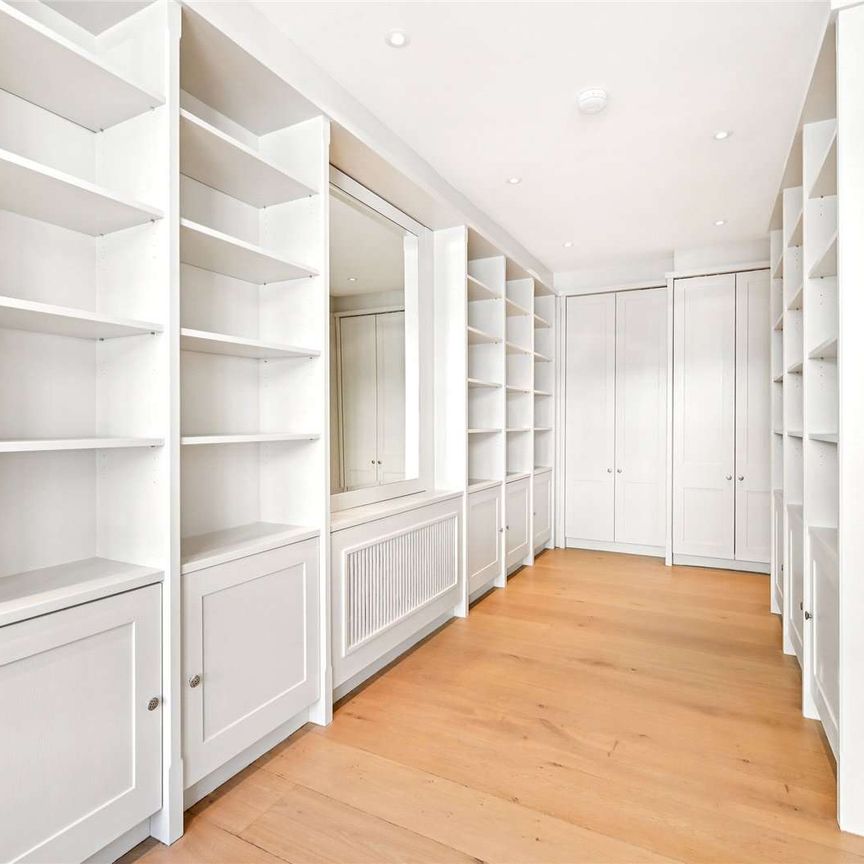 Spacious 5-Bedroom Mews House in Old Barrack Yard - Photo 1