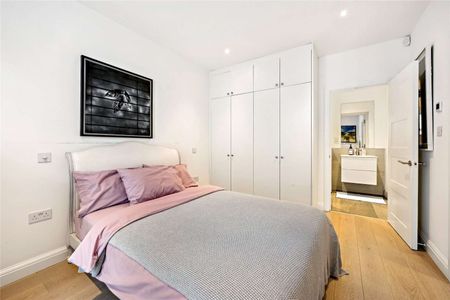 A beautifully refurbished gated residence on Abbey Road, NW8, with private parking for four cars - Photo 4