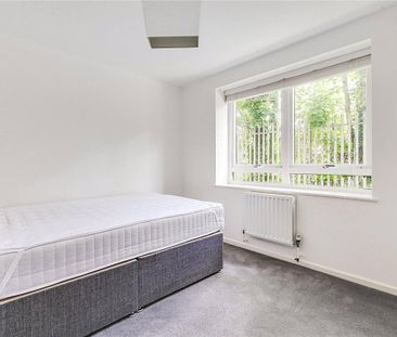 2 bedroom flat in London - Photo 1