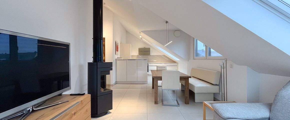 Komfortable seniorenfreundliche Dachgeschosswohnung mit Aufzug und Balkon - Foto 1