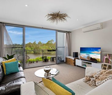 Luxury Waterfront Living in Emerald Lakes – Three Bedroom Townhouse - Photo 2