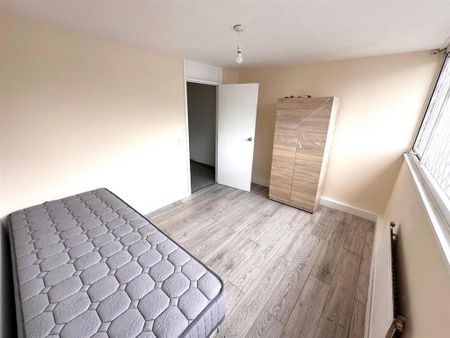 4 bedroom terraced house to rent - Photo 4