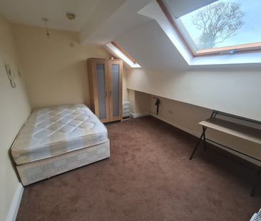 4 Bed - Flat 1, 17a Stonegate Road, Leeds - LS6 4HZ - Student/Professional - Photo 2