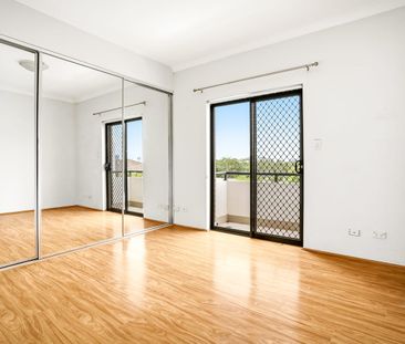 One-Bedroom Apartment Moments from Transport & Shops - Photo 2