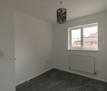 3 bedroom end of terrace house to rent - Photo 2