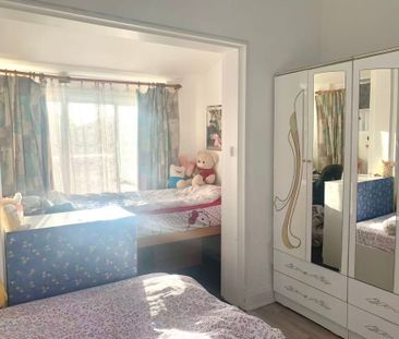 New Renovated 4 Spacious Bedrooms with Sunroom - Photo 4