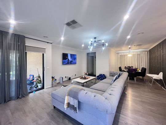 Elegant Home Designed for Comfort, Style, and Functionality - Photo 1