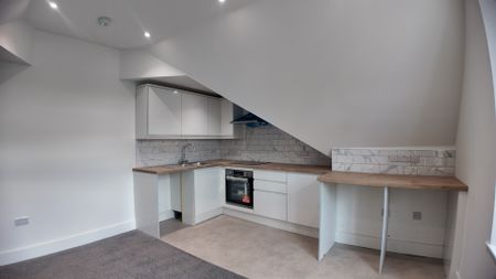1 bed Flat in Top-floor flat Belgrave Road Torquay, TORQUAY, TQ2 5HZ - Photo 2
