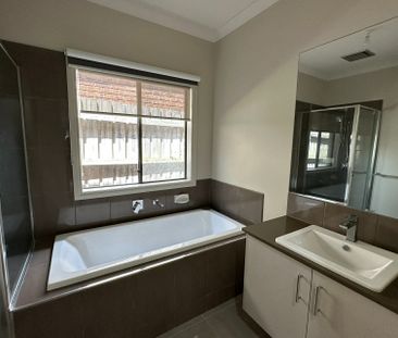 2/125 Fordholm Road, Hampton Park VIC - Photo 5