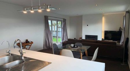 Charming 3-Bedroom Home - Photo 3