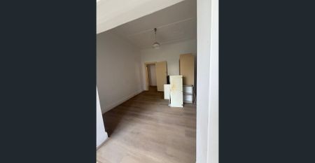 Stylish renovated family home with 3 bedrooms, study and secure parking - Photo 2