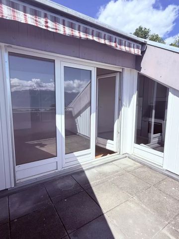 Charmant 2 pièces en attique avec vue dégagée et cadre verdoyant - Photo 4