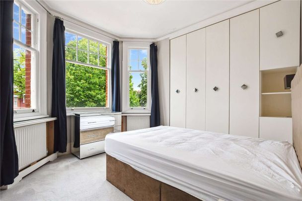 A wonderful three bedroom apartment offering excellent light,whilst boasting a spacious reception room overlooking the peaceful views of the communal gardens. - Photo 1