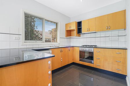 Three-Bedroom Single-Level Unit in Prime Location - Photo 4