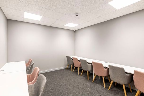 New build luxury apartment with bills included seconds from beach - Photo 1