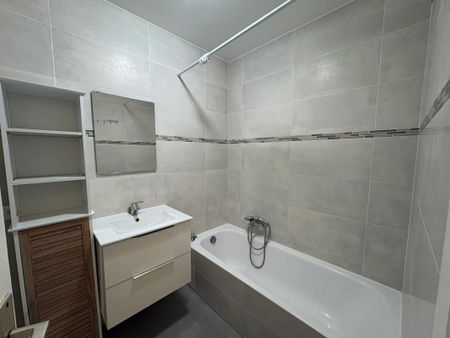 Location Appartement 1 pièce 35m² ST LAURENT DU VAR 06700 - Photo 3