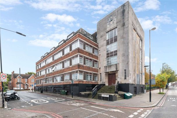 Ideal two bedroom flat set within this iconic converted gold and silversmith 1930s building. - Photo 1