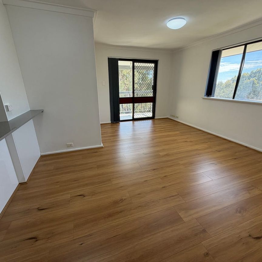 Freshly renovated 2 by 1 unit - Photo 1