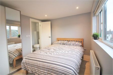 1 bedroom in a house share to rent - Photo 2