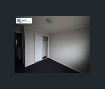 Modern & Contemporary 3-Bedroom Townhouse – Prime Truganina Location! - Photo 2