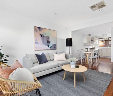 SPACIOUS 2 BEDROOM UNITWITH DOUBLE LOCK UP GARAGE - Photo 2