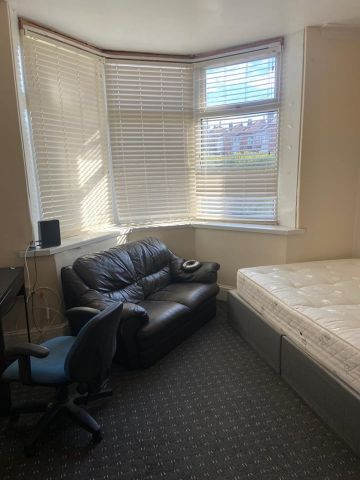 Room in a Shared House, Eden Drive, LS4 - Photo 2