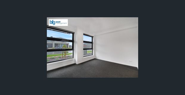 Modern 2-Bedroom Townhouse With Carport in Clyde - Photo 1