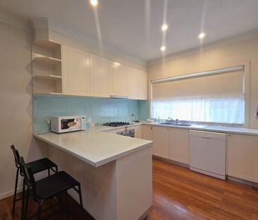 Furnished Spacious Family Home in a Prime Court Location - Photo 4