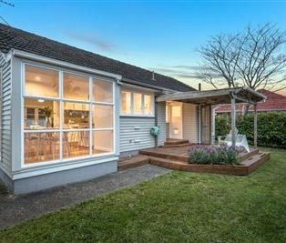 Charming 3-Bedroom Bungalow in Hillcrest, Auckland - Photo 3